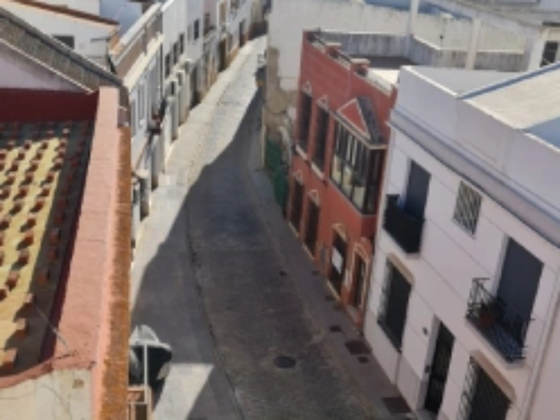 Vista a la tranquila e histórica Calle Huelva.